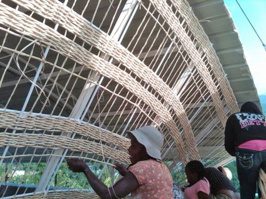construction of woven latanyé screens / fabrication d'un écran tissé en palmier -  [image courtesy of kenbe]