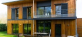 Une maison passive en bois bâtie à l'orée de la forêt
