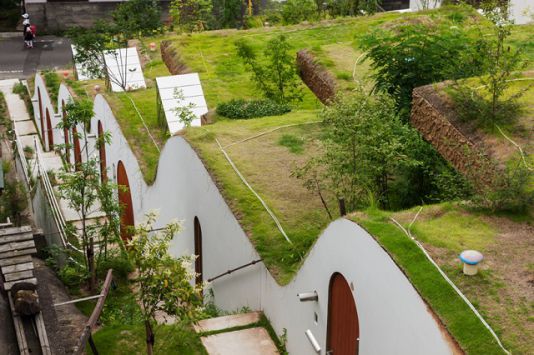 L’immeuble s’intègre parfaitement au paysage. © Keita Nagata