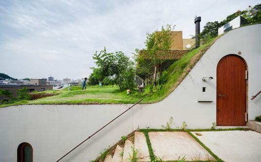 Chaque habitation dispose de son propre jardin. © Keita Nagata